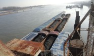 800px-Barges_on_the_Mississippi_River,_near_St_Louis_-a