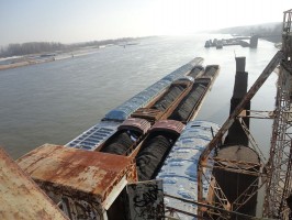 800px-Barges_on_the_Mississippi_River,_near_St_Louis_-a