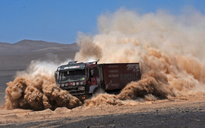 2012-dakar-rally-truck-front-view-in-motion