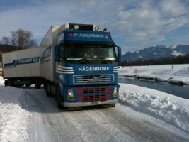 Blue-Volvo-truck-with-trailer-in-winter