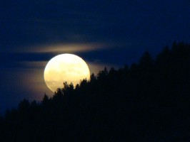 DSC03948 Full moon rises at Lava Beds