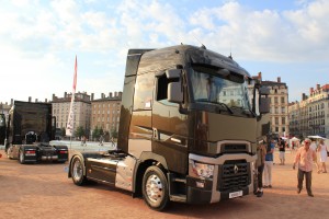 Renault_T440_-_Lyon_Bellecour_-_Truck_de_Ouf