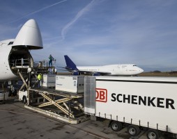 Verladung von Envirotainer am Flughafen Frankfurt-Hahn