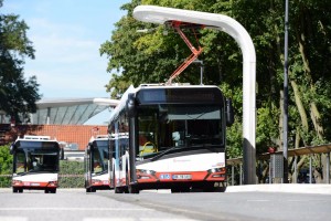 Weltpremiere in Hamburg: Ladetechnik von Siemens lädt Elektrobusse verschiedener Hersteller / World premiere in Hamburg: Charging system from Siemens charges electric buses from different manufacturers